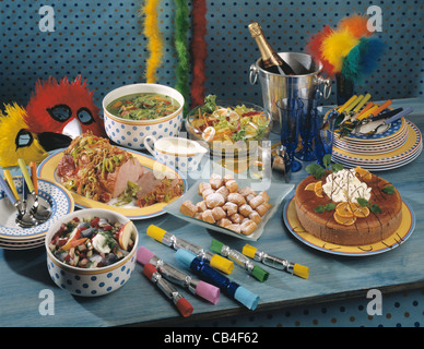 Il carnevale a buffet: piccante stufato di pisello / Insalata di aringhe / insalata di patate / di carne di maiale affumicata chop / fritte pasticceria/ arancione torta con chocola Foto Stock