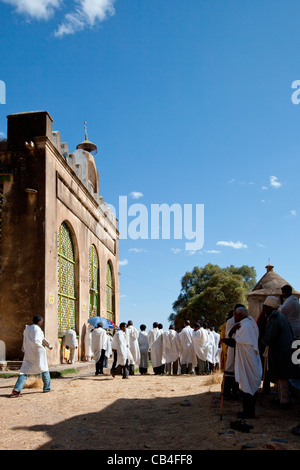 Cristiano ortodosso di pellegrini di recarsi presso il St Mary di Sion chiesa in Aksum, l'Etiopia settentrionale, Africa. Foto Stock