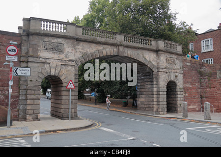 Il Bridgegate, costruito nel 1781 e parte della parete della città, sul ponte inferiore Street, Chester, Cheshire, Regno Unito. Foto Stock