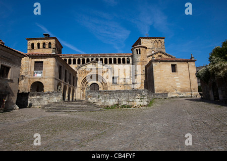 Chiesa di la Colegiata in Santillana del Mar Cantabria Spagna 110502 Spagna Foto Stock