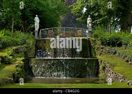 In cascata ai giardini del castello di Annevoie / Jardins d'Annevoie, Anhée, Belgio Foto Stock