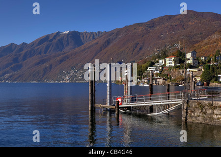 Vista del molo e il Monte Verita in Ascona, Ticino, Svizzera Foto Stock