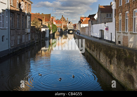 Case medievali lungo il canal Goudenhandrei a Bruges, Belgio Foto Stock