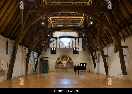 Travi di legno nella soffitta della vecchia Saint John's Hospital museum di Bruges, Belgio Foto Stock