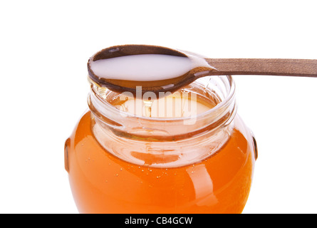Il miele nel piatto isolato su uno sfondo bianco Foto Stock