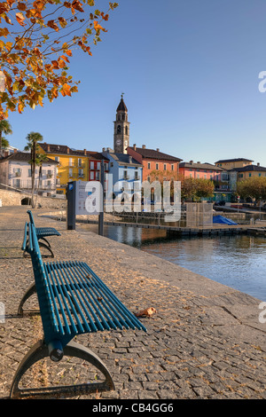 Autunno sul lungolago di Ascona, Ticino, Svizzera in primo piano con il vecchio porto Foto Stock