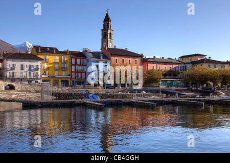 Lungolago Ascona, Ticino, Svizzera in primo piano il porto vecchio Foto Stock