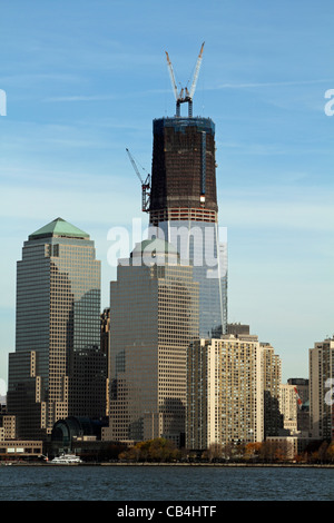 La Freedom Tower in costruzione e passando da Ground Zero, la scena del 9/11 attacco terroristico. Foto Stock