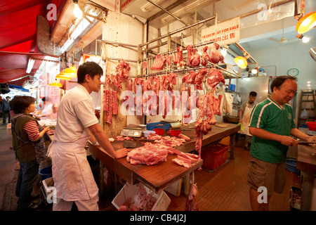 Carni suine fresche appesa in un macellai di stallo a un mercato alimentare a Kowloon hong kong cina Foto Stock