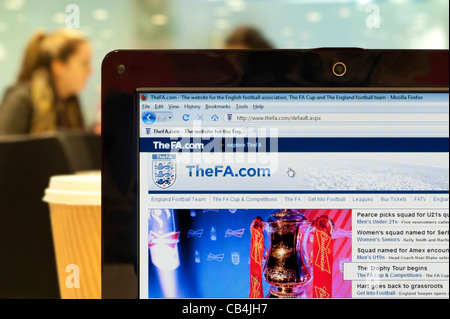 Il sito web fa colpo in una caffetteria ambiente (solo uso editoriale: -print, TV, e-book e Redazione sito web). Foto Stock