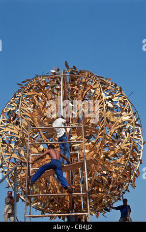 Conferenza delle Nazioni Unite su ambiente e sviluppo, Rio de Janeiro, Brasile, 3° al 14 giugno 1992. Operai ultimando l albero della vita. Foto Stock