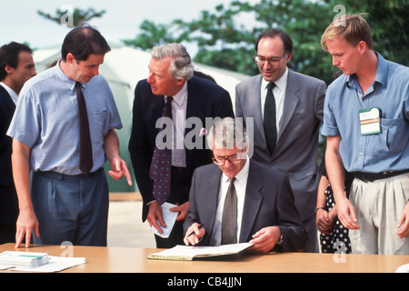 Conferenza delle Nazioni Unite su ambiente e sviluppo, Rio de Janeiro, Brasile, 3° al 14 giugno 1992. Forum mondiale; Jonathon Porritt, sviluppo oltremare rappresentante di amministrazione Gordon Armstrong, John Major, ambiente segretario Michael Howard; John Major scrivendo il suo pegno. Foto Stock