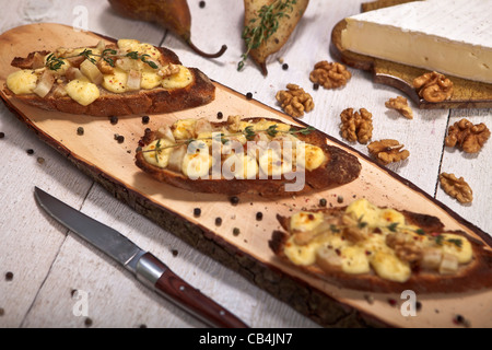 Come antipasto o spuntino: pane di segale con formaggio morbido come Brie e pera Foto Stock