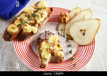 Come antipasto o spuntino: pane di segale con formaggio morbido come Brie e pera Foto Stock