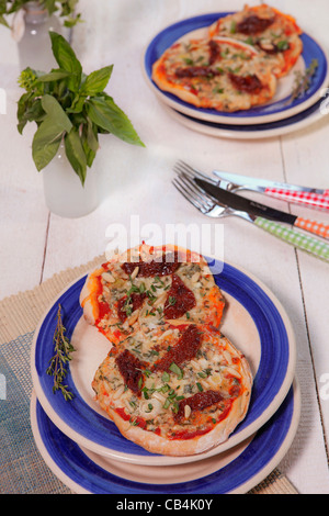 Pizza e rabboccato con ricotta e Gartenkraeuter Foto Stock