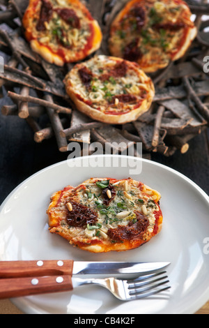Pizza e rabboccato con ricotta e Gartenkraeuter Foto Stock