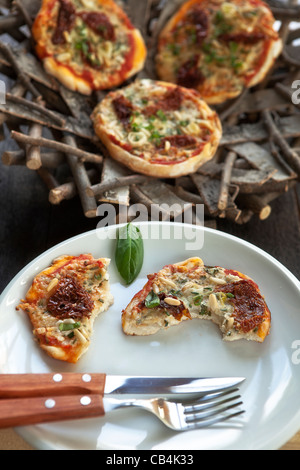 Pizza e rabboccato con ricotta e Gartenkraeuter Foto Stock
