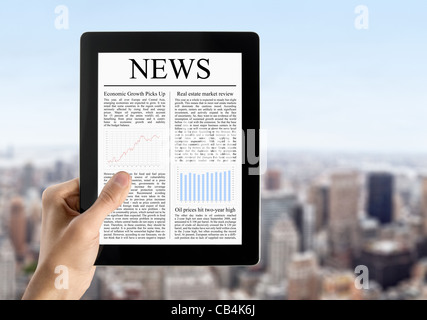L'uomo le mani sono tenendo un dispositivo touchscreen con le notizie. Paesaggio urbano sfocate con grattacieli sullo sfondo. Foto Stock