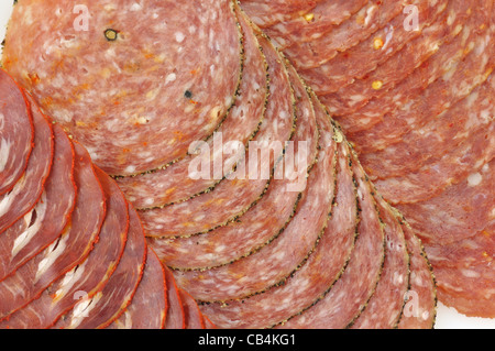 Assortimento di affettati e affumicato di carne di manzo con spezie , close up Foto Stock