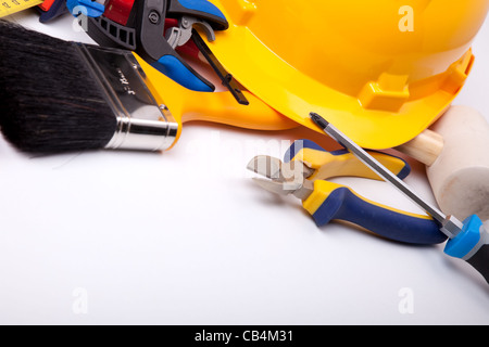 Un mix di strumenti di costruzione su uno sfondo bianco Foto Stock