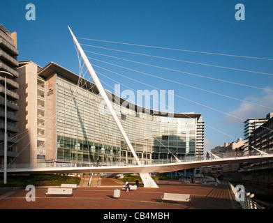 Trinità ponte (Santiago Calatrava, 1995) e il Lowry Hotel. Salford, Manchester, Inghilterra, Regno Unito Foto Stock