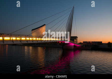 Imperial War Museum North e il brandeggio MediaCityUK passerella, Manchester Ship Canal, Salford Quays, Manchester, Inghilterra, Regno Unito Foto Stock