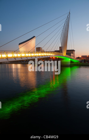 Imperial War Museum North e il brandeggio MediaCityUK passerella, Manchester Ship Canal, Salford Quays, Manchester, Inghilterra, Regno Unito Foto Stock