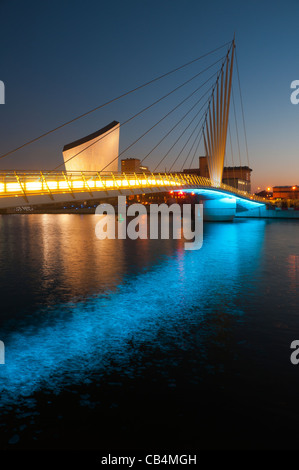 Imperial War Museum North e il brandeggio MediaCityUK passerella, Manchester Ship Canal, Salford Quays, Manchester, Inghilterra, Regno Unito Foto Stock