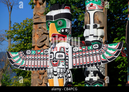 Arte nativa Totem Poles a Stanley Park, Vancouver BC. Foto Stock