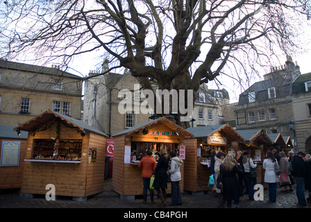 Vasca da bagno Mercatini di Natale intorno all'albero sul verde Abbazia di Bath Spa Somerset England Regno Unito Foto Stock