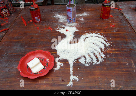 La Rooster - un animale simbolico della nascita anno - fatta con il riso a un tempio taoista durante il Festival Xiayuan in Cina. 2011 Foto Stock