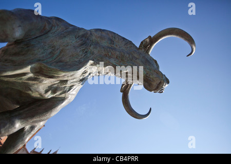 Monumento statua in bronzo del toro de la Vega Tordesillas, Castilla y León, España Spagna 111182 Spagna Foto Stock