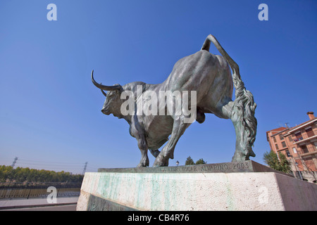 Monumento statua in bronzo del toro de la Vega Tordesillas, Castilla y León, España Spagna 111229 Spagna Foto Stock