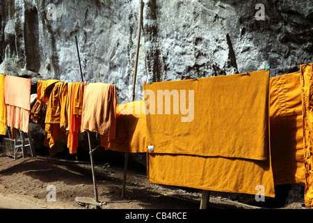 Accappatoi monaci essiccazione su linea di lavaggio al Wat Tham Seua (Tiger Cave) tempio, Krabi, Thailandia, Sud-est asiatico, in Asia Foto Stock