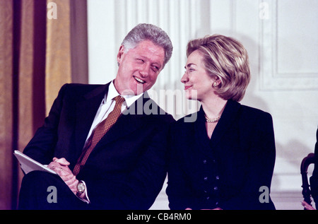 Il Presidente degli Stati Uniti Bill Clinton e la First Lady Hillary Clinton ridere dopo il senatore Chuck Robb, scherzi circa la sig.ra Clinton abbia speculato correre per il Senato degli Stati Uniti la sede di New York, presto per essere liberati, 17 febbraio 1999 presso la Casa Bianca di Washington, DC. Foto Stock