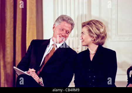 Il Presidente degli Stati Uniti Bill Clinton e la First Lady Hillary Clinton ridere dopo il senatore Chuck Robb, scherzi circa la sig.ra Clinton abbia speculato correre per il Senato degli Stati Uniti la sede di New York, presto per essere liberati, 17 febbraio 1999 presso la Casa Bianca di Washington, DC. Foto Stock