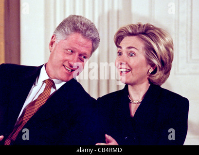 Il Presidente degli Stati Uniti Bill Clinton e la First Lady Hillary Clinton ridere dopo il senatore Chuck Robb, scherzi circa la sig.ra Clinton abbia speculato correre per il Senato degli Stati Uniti la sede di New York, presto per essere liberati, 17 febbraio 1999 presso la Casa Bianca di Washington, DC. Foto Stock