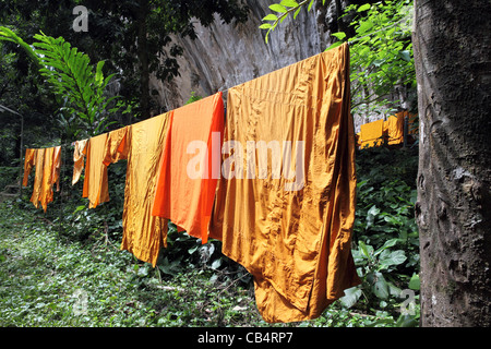 Accappatoi monaci essiccazione su linea di lavaggio al Wat Tham Seua (Tiger Grotta tempio). Krabi, Thailandia, Sud-est asiatico, in Asia Foto Stock