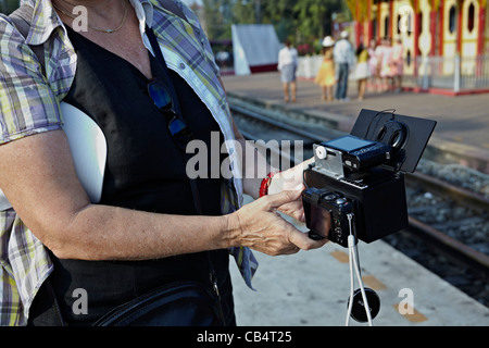 Fotografo femmina con un insolita pellicola specchiata stereo 3D fotocamera rig utilizzando due fotocamere compatte. Foto Stock