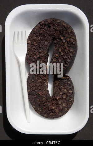 Hot Black Pudding venduto al Bury Market, un esempio dello strano o strano cibo mangiato da persone di tutto il mondo Foto Stock