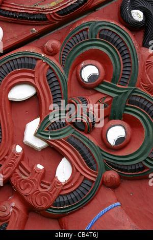 Dettaglio dei Maori carving all ingresso del Te Poho O Te Marae Whatuiapiti meeting house di Hawkes Bay, Nuova Zelanda Foto Stock