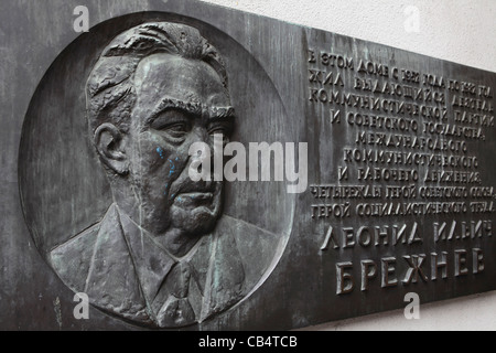 Un Leonid Brezhnev placca al di fuori il museo del Checkpoint Charlie a Berlino, Germania. Foto Stock