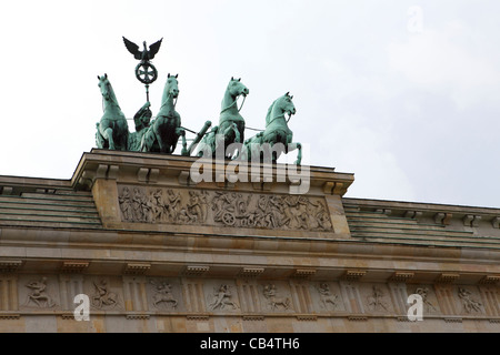 La quadriga, quattro cavalli azionato da Victoria dea romana della vittoria tirare un carro sulla sommità della porta di Brandeburgo, Berlino Foto Stock