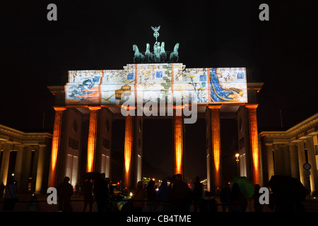 Tradizionale Giapponese del artwork è proiettata sulla Porta di Brandeburgo a Berlino, Germania. Foto Stock