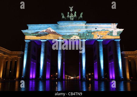 Tradizionale Giapponese del artwork è proiettata sulla Porta di Brandeburgo a Berlino, Germania. Foto Stock