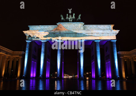 Tradizionale Giapponese del artwork è proiettata sulla Porta di Brandeburgo a Berlino, Germania. Foto Stock