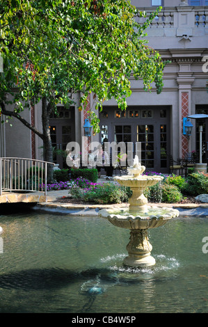 Parte del patio esterno della Langham Huntington Hotel, Pasadena, California, che mostra la fontana centrale e la piscina Foto Stock