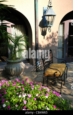 Parte del patio esterno della Langham Huntington Hotel, Pasadena, California, mostrando banco decorativo e lanterna Foto Stock