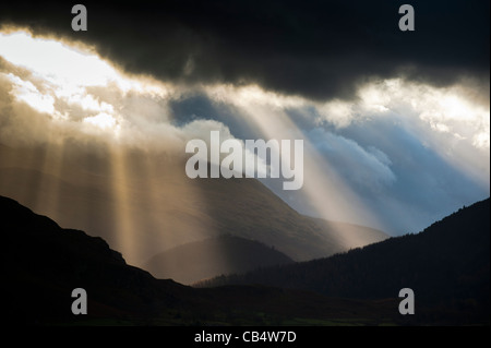 Drammatico cielo tempestoso sulle colline e montagne nel Lake District Cumbria Inghilterra England Regno Unito Foto Stock