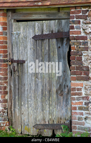 In legno antico rustico in legno porta bloccata con un lucchetto Foto Stock